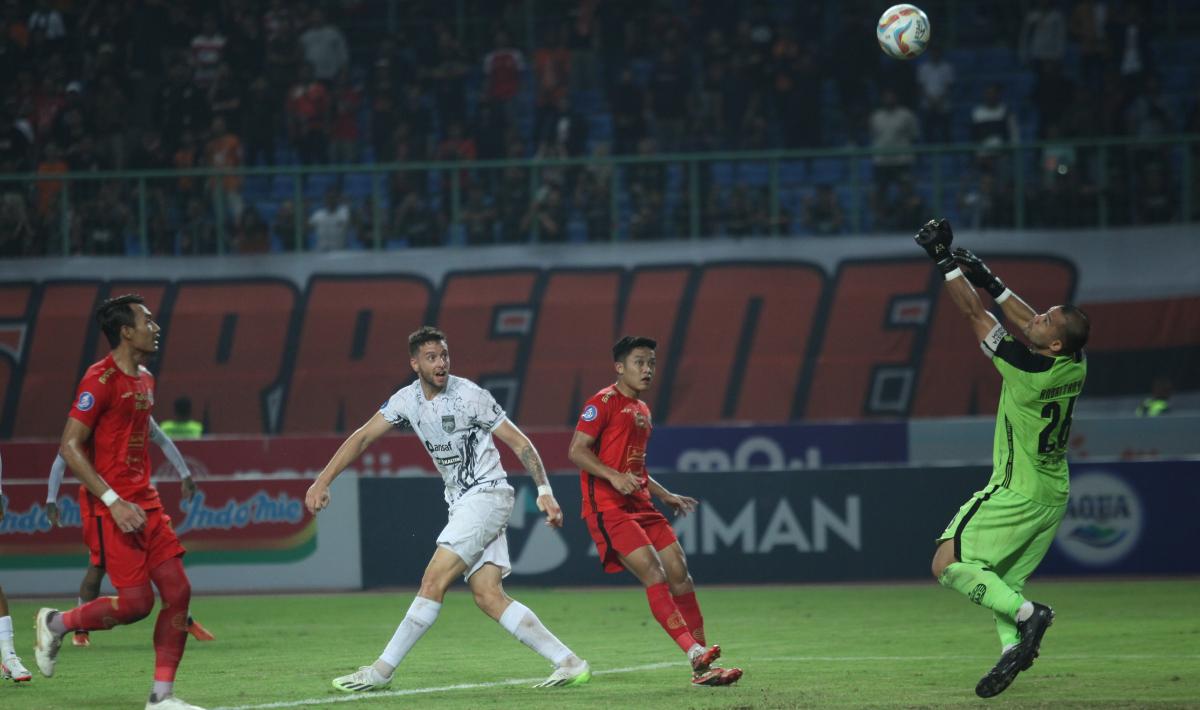 Peluang striker Borneo FC, Felipe Cadenazi lewat sundulan namun digagalkan oleh kiper Persija, Andritany Ardhiyasa pada laga pekan ketujuh Liga 1 2023/2024 di stadion Patriot, Rabu (09/08/23).