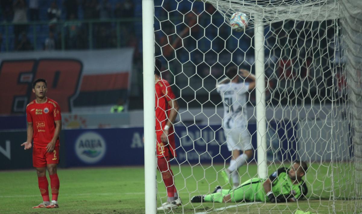 Ekspresi kekecewaan striker Borneo FC, Felipe Cadenazi usai peluangnya lewat sundulan  digagalkan oleh kiper Persija, Andritany Ardhiyasa pada laga pekan ketujuh Liga 1 2023/2024 di stadion Patriot, Rabu (09/08/23).