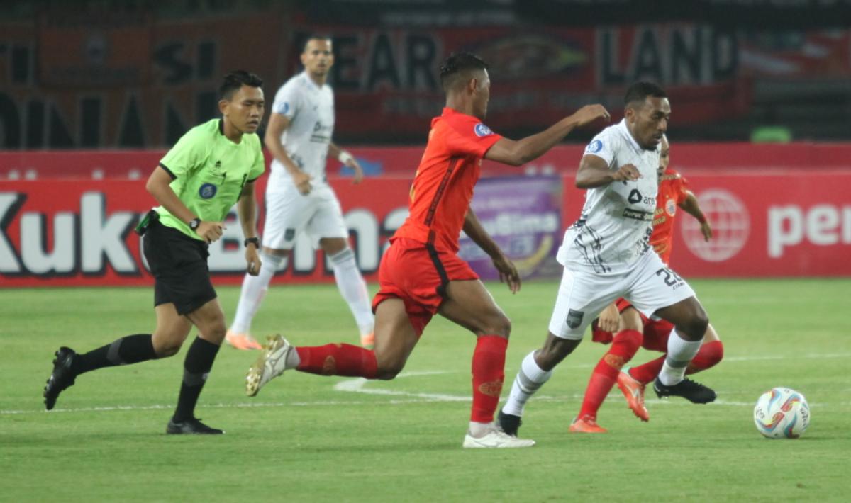 Pemain Borneo FC, Terens Puhiri saat melewati dua pemain Persija pada laga pekan ketujuh Liga 1 2023/2024 di stadion Patriot, Rabu (09/08/23).