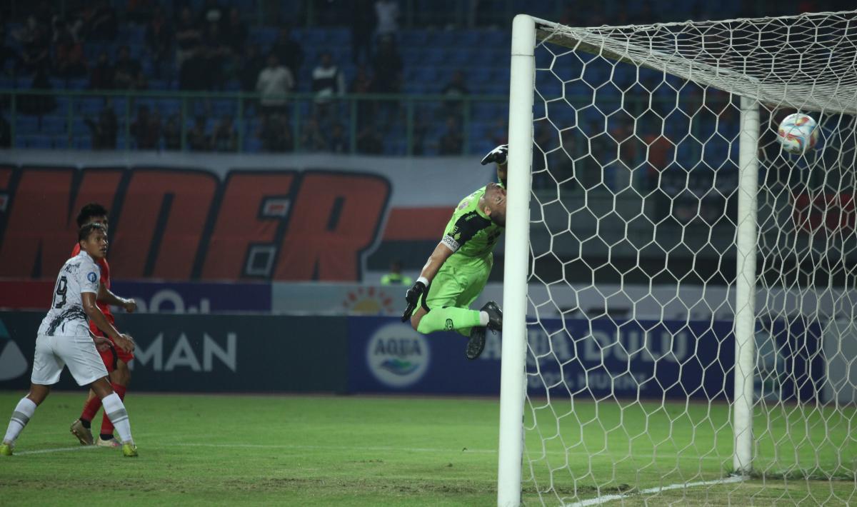 Kiper Persija, Andritany Ardhiyasa saat menggagalkan sundulan pemain Borneo FC pada laga pekan ketujuh Liga 1 2023/2024 di stadion Patriot, Rabu (09/08/23).