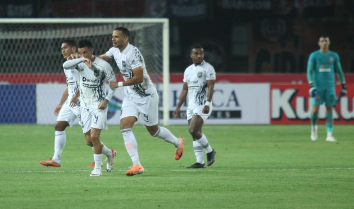 Selebrasi para pemain Borneo FC usai Stefano Lilipaly mencetak gol ke gawang Persija pada laga pekan ketujuh Liga 1 2023/2024 di stadion Patriot, Rabu (09/08/23).