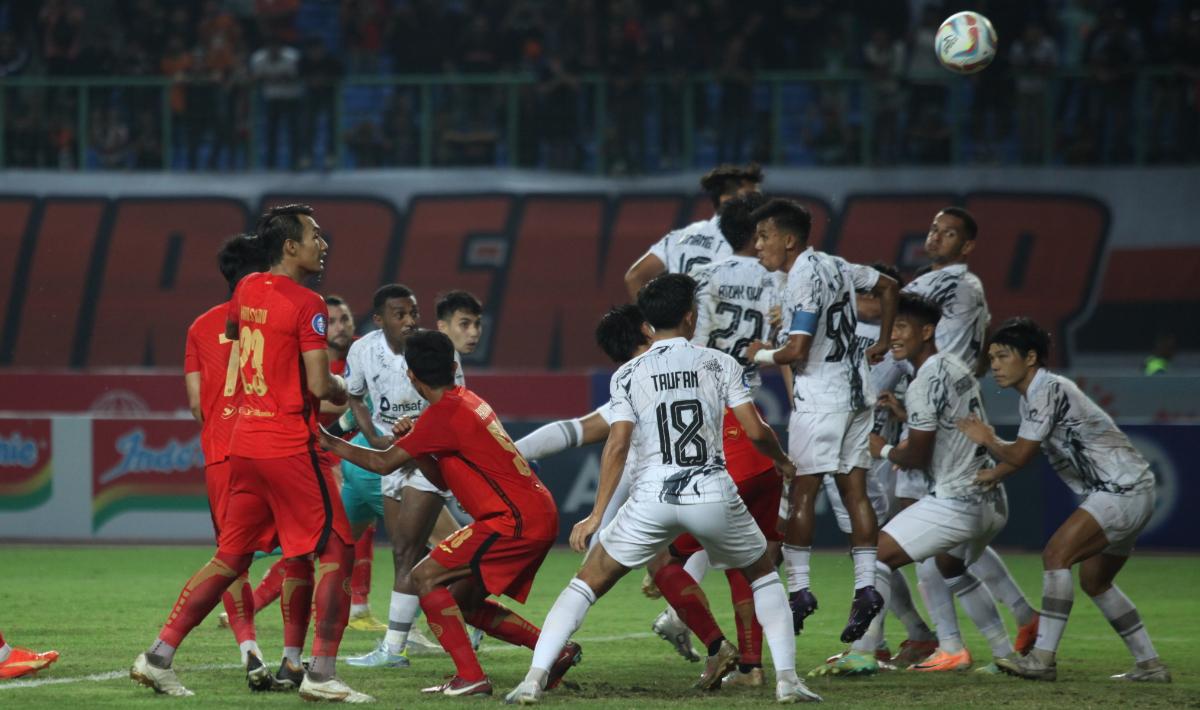 Peluang terbuka Persija di depan gawang Borneo FC namun gagal berbuah gol pada laga pekan ketujuh Liga 1 2023/2024 di stadion Patriot, Rabu (09/08/23).