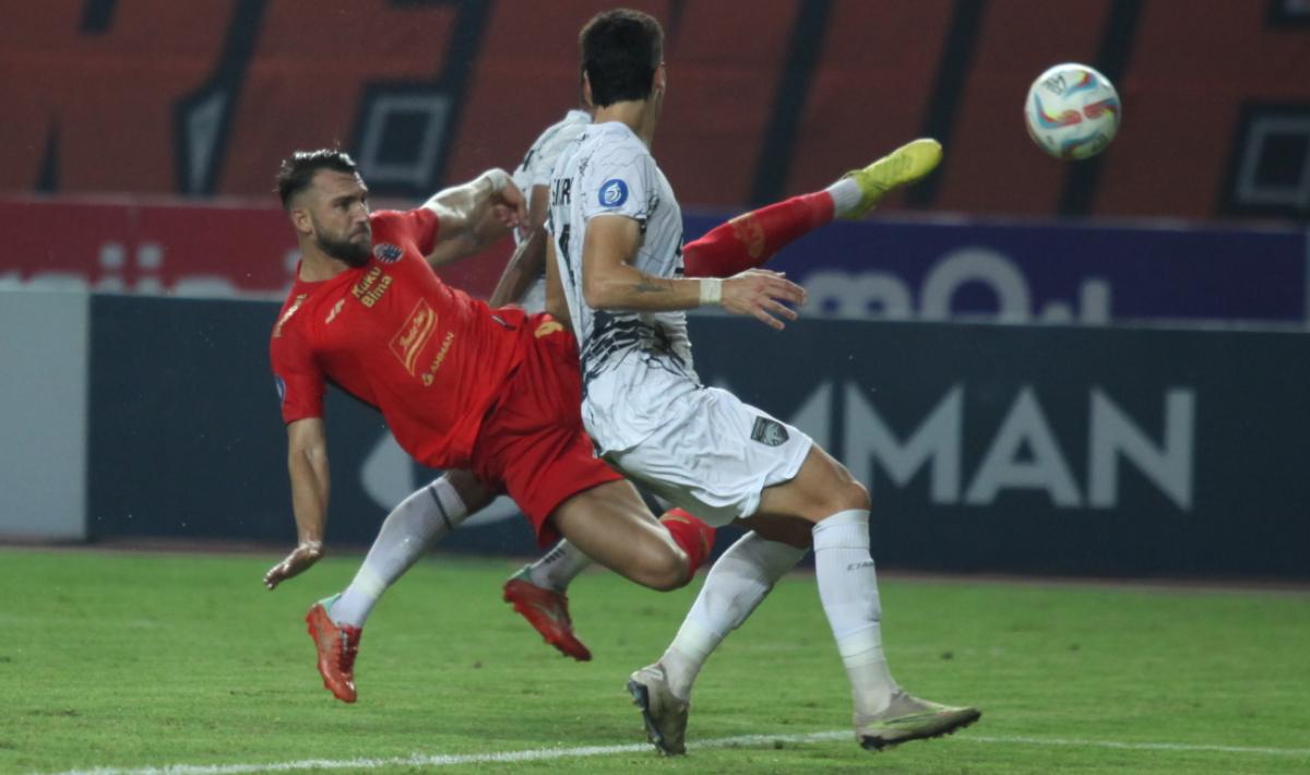 Aksi striker Persija, Marko Simic melepaskan tembakan ke gawang Borneo FC pada laga pekan ketujuh Liga 1 2023/2024 di stadion Patriot, Rabu (09/08/23).