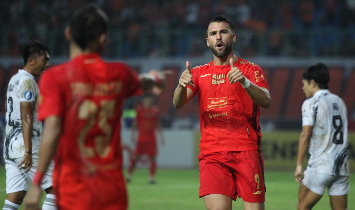 Striker Persija, Marko Simic menyemangati Riko Simanjuntak pada laga pekan ketujuh Liga 1 2023/2024 di stadion Patriot, Rabu (09/08/23).