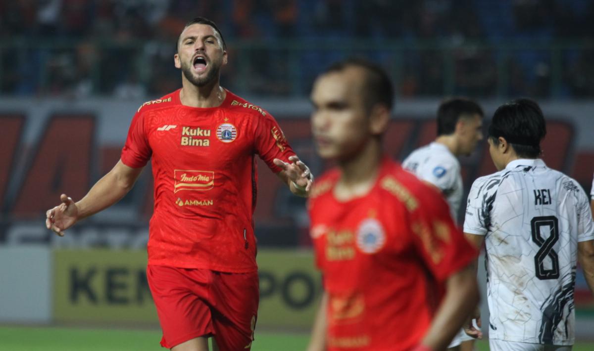 Striker Persija, Marko Simic menyemangati Riko Simanjuntak pada laga pekan ketujuh Liga 1 2023/2024 di stadion Patriot, Rabu (09/08/23).