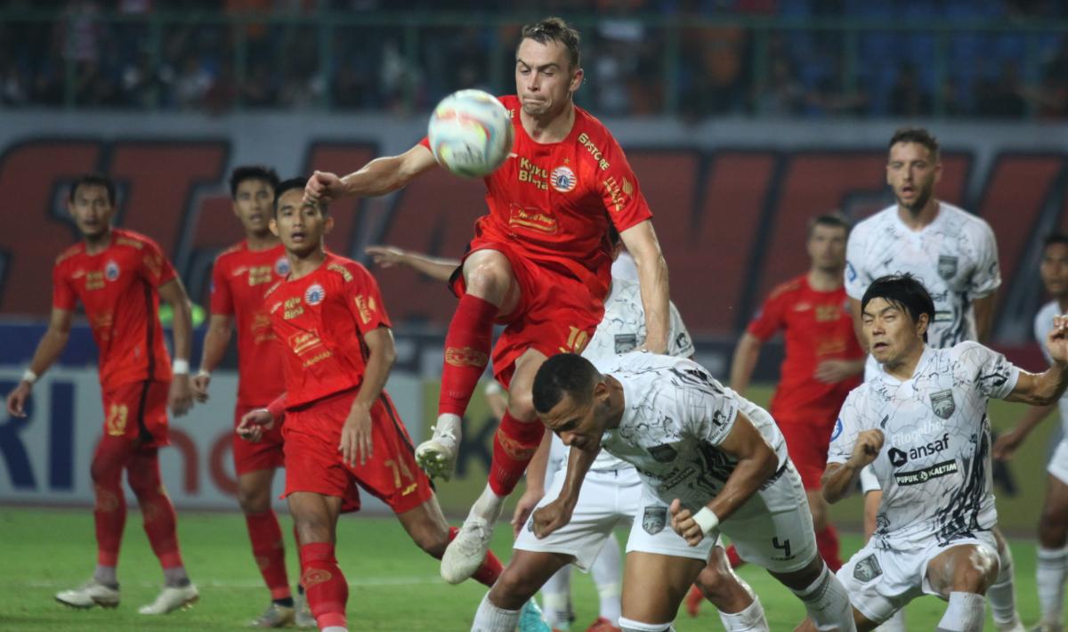 Aksi pemain Persija, Maciej Gajos di depan gawang Borneo FC pada laga pekan ketujuh Liga 1 2023/2024 di stadion Patriot, Rabu (09/08/23).