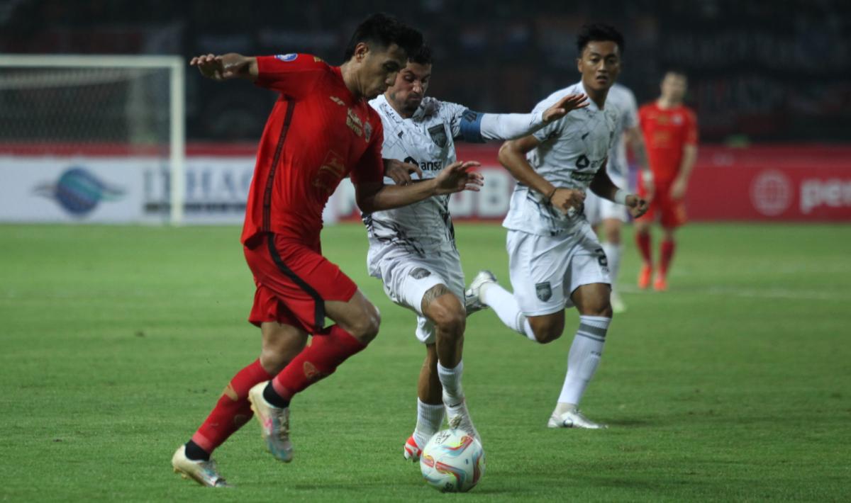 Pemain Borneo FC, Stefano Lilipaly mencoba merebut bola dari pemain Persija, Hanif Sjahbandi pada laga pekan ketujuh Liga 1 2023/2024 di stadion Patriot, Rabu (09/08/23).