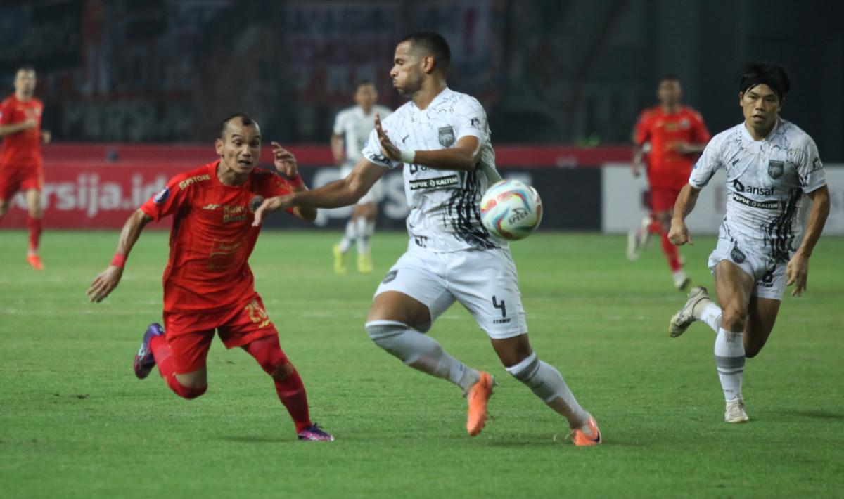 Pergerakan pemain Persija, Riko Simanjuntak dihadang bek Borneo FC, Leonardo Lelis pada laga pekan ketujuh Liga 1 2023/2024 di stadion Patriot, Rabu (09/08/23).