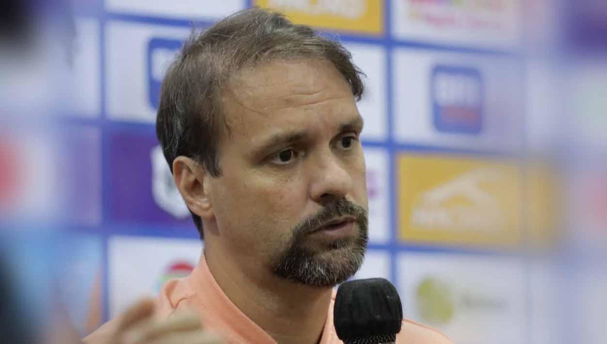 Pelatih Madura United, Mauricio Souza saat konfrensi pers usai pertandingan melawan RANS pada pekan ketujuh laga Liga 1 di Stadion Maguwoharjo (Yogyakarta), Rabu (09/08/23). (Foto: MO Madura United)