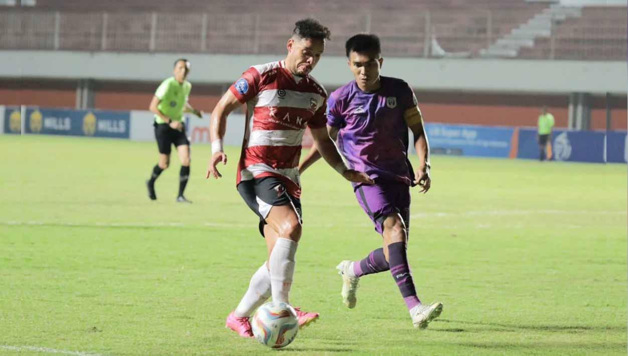 Pemain Madura United, Lulinha ditempel ketat pemain RANS pada pekan ketujuh laga Liga 1 di Stadion Maguwoharjo (Yogyakarta), Rabu (09/08/23). (Foto: MO Madura United)