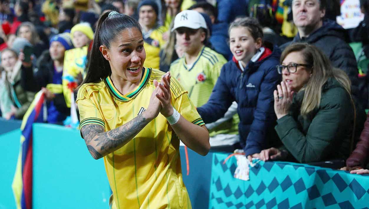 Pemain Kolombia, Marcela Restrepo menyapa kepada para penggemar usai pertandingan melawan Jamaika di perempat final Piala Dunia. (Foto: REUTERS/Hannah Mckay)