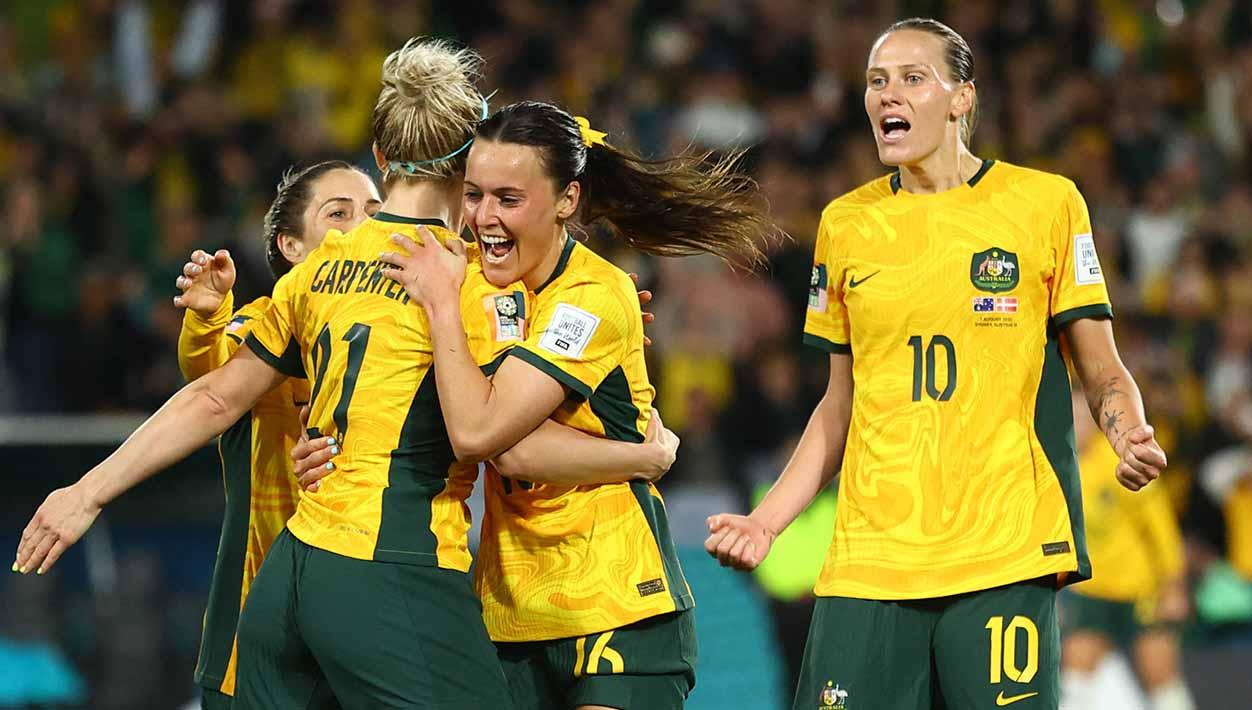 Pemain Australia, Hayley Raso merayakan gol kedua dengan dengan rekan setimnya Ellie Carpenter dan Emily van Egmond di Piala Dunia Wanita 2023. (Foto: REUTERS/Carl Recine)