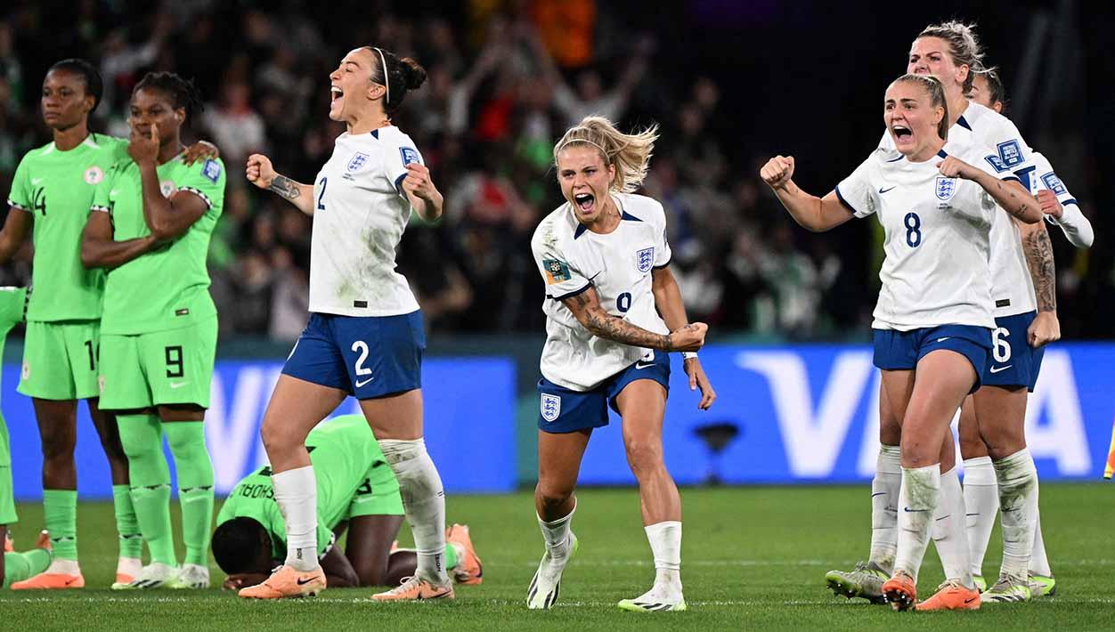 Selebrasi pemain Inggris, Rachel Daly dengan rekan setim Georgia Stanway usai memenangkan pertandingan dengan adu penalti di Piala Dunia Wanita 2023. (Foto: REUTERS/Dan Peled)