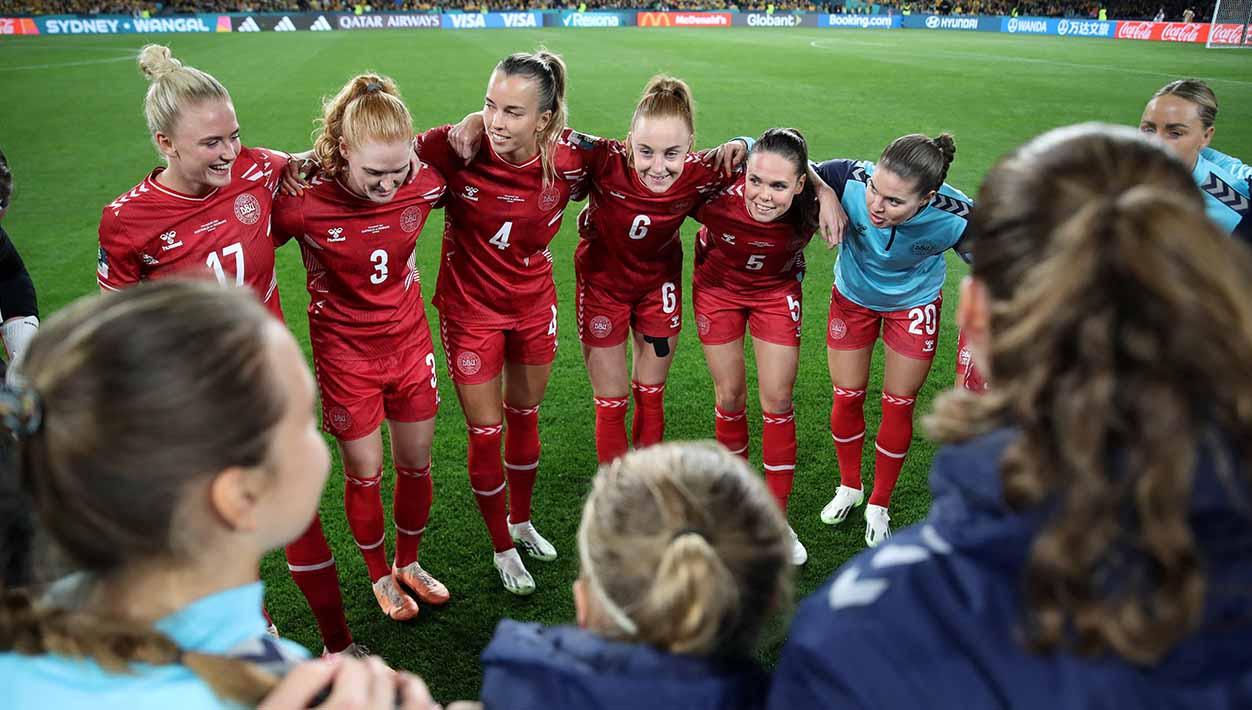 Para pemain Denmark berkumpul sebelum pertandingan saat melawan Australia di Piala Dunia Wanita 2023. (Foto: REUTERS/Carl Recine)