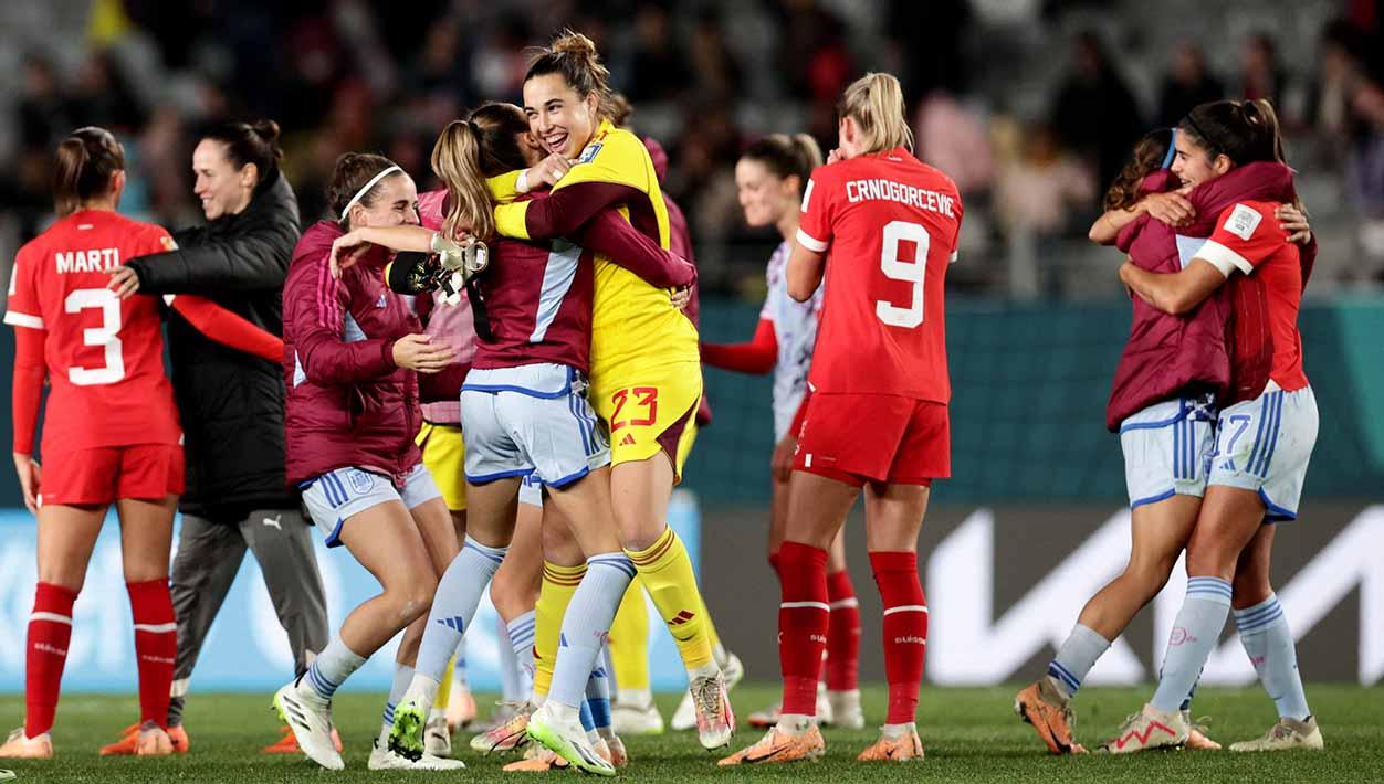 Selebrasi pemain Spanyol, Catalina Coll bersama rekan setimnya usai pertandingan setelah melaju ke perempat final mengalahkan Swiss di Piala Dunia Wanita 2023. (Foto: REUTERS/David Rowland)