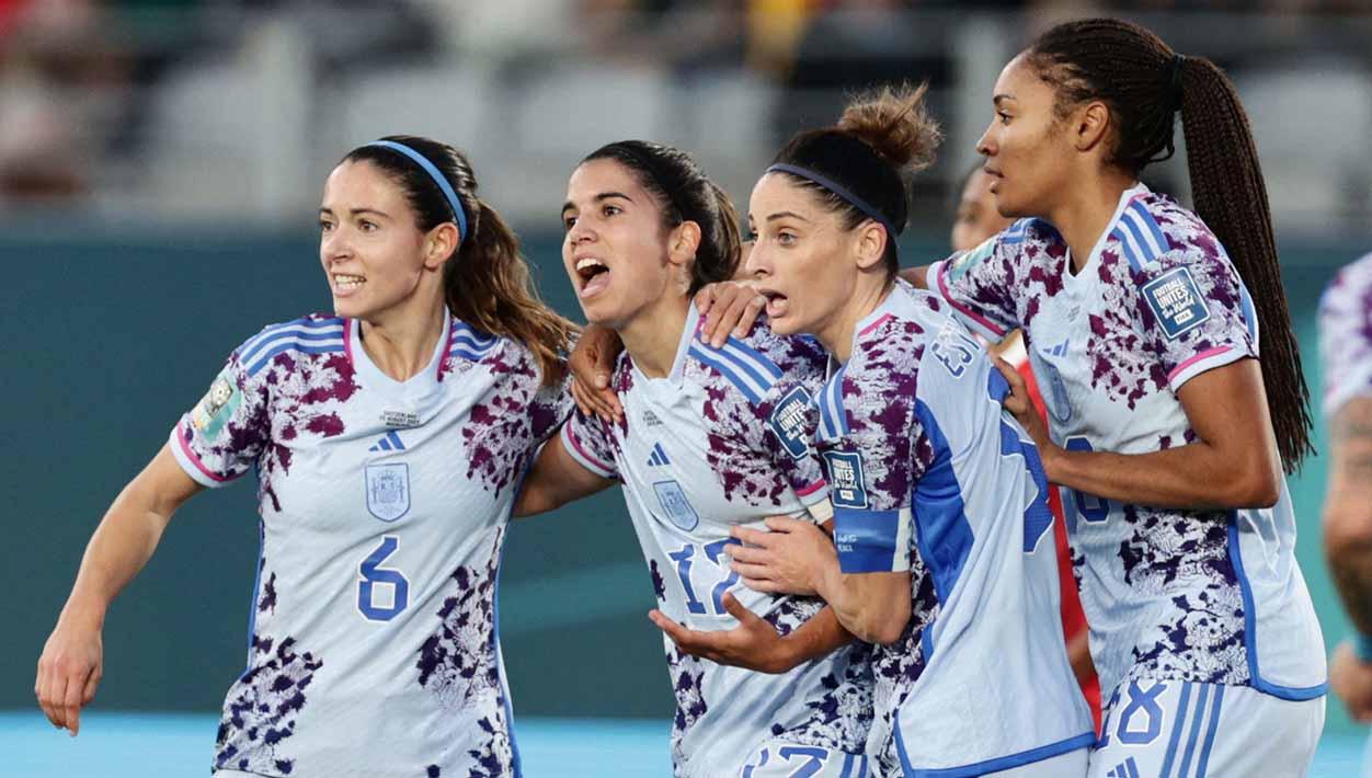 Selebrasi pemain, Alba Redondo usai mencetak gol kedua bersama rekan setimnya Aitana Bonmati dan Esther Gonzalez di Piala Dunia Wanita 2023. (Foto: REUTERS/David Rowland)