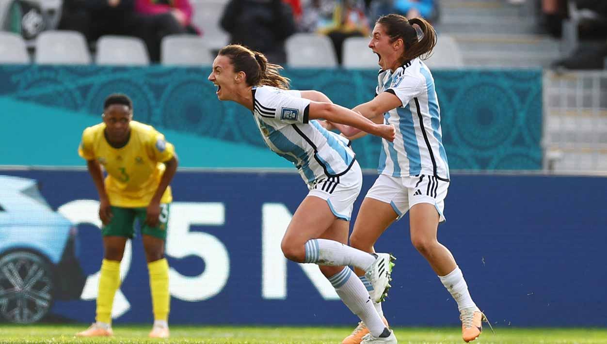 Selebrasi pemain Argentina, Sophia Braun dengan rekan setim Romina Nunez usai mencetak gol ke gawang Afrika Selatan di Piala Dunia Wanita 2023. (Foto: REUTERS/Molly Darlington)