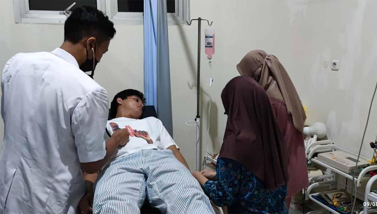 Kiper PSIS Adi Satryo harus dilarikan ke rumah sakit dan mendapat perawatan lebih lanjut pasca-pertandingan menghadapi Arema FC di Stadion Jatidiri, Rabu (09/08/23). (Foto: MO PSIS Semarang) - INDOSPORT