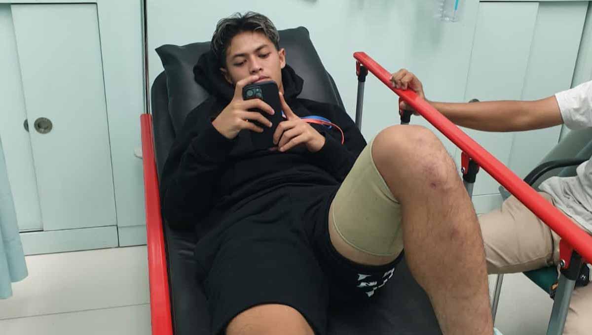 Bek PSIS Alfeandra Dewangga harus dilarikan ke rumah sakit dan mendapat perawatan lebih lanjut pasca-pertandingan menghadapi Arema FC di Stadion Jatidiri, Rabu (09/08/23). (Foto: MO PSIS Semarang)
