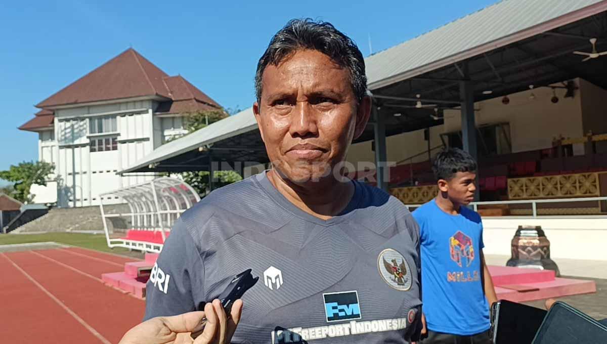 Pelatih Timnas Indonesia U-17, Bima Sakti, tak mau timnya hanya bergantung Iqbal Gwijangge. (Foto: Fitra Herdian/INDOSPORT) - INDOSPORT