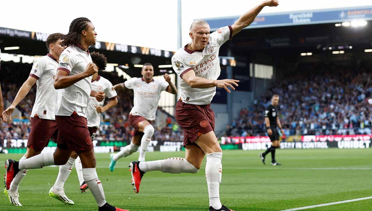 Selebrasi pemain Manchester City Erling Haaland bersama rekan setimnya Nathan Ake usai mencetak gol pertama pada laga Liga Inggris 2023-2024, Sabtu (12/08/23) dini hari WIB. (Foto: REUTERS/Jason Cairnduff)