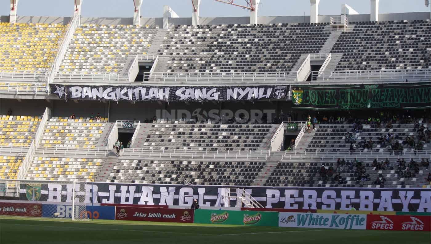 Kondisi Tribun Stadion Gelora Bung Tomo (Surabaya) sepi suporter pada pekan ketujuh laga Liga 1, Sabtu (12/08/23). (Foto: Fitra Herdian/INDOSPORT)