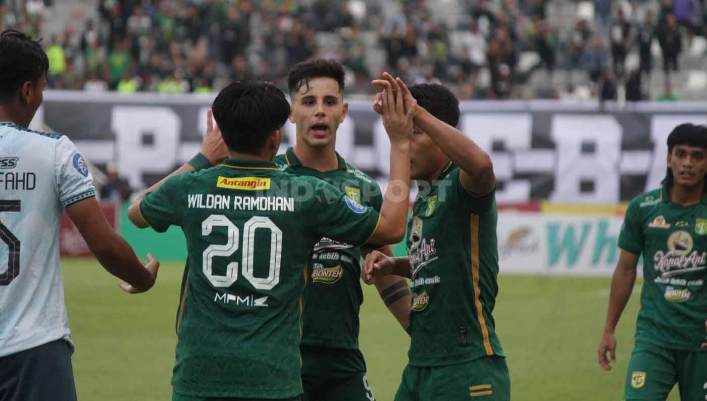 Wildan Ramdhani, Bruno Moreira, dan Song Ui-young meluapkan kegembiraan setelah Persebaya memastikan kemenangan atas Persita Tangerang pada pekan ketujuh laga Liga 1 di Stadion Gelora Bung Tomo (Surabaya), Sabtu (12/08/23). (Foto: Fitra Herdian/INDOSPORT)