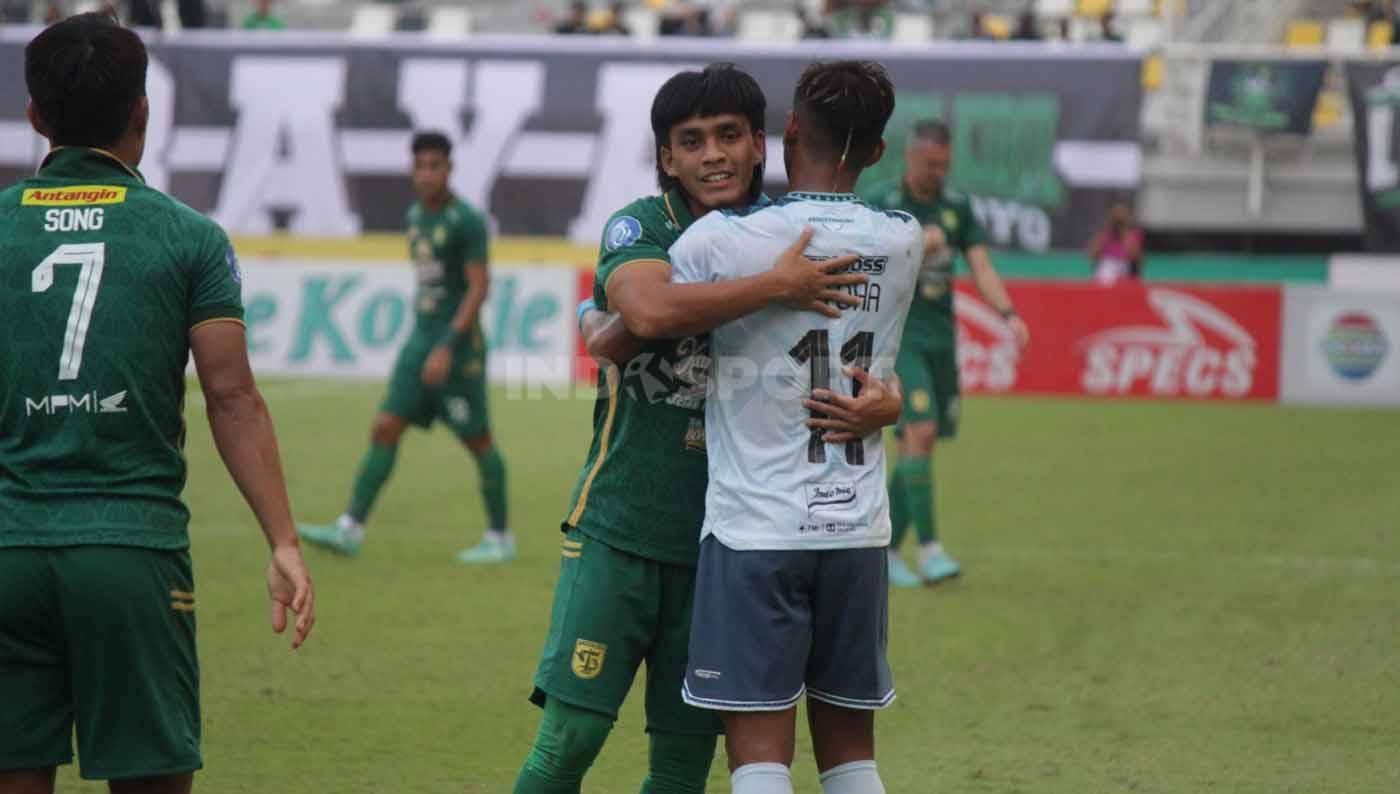 Fair play, Pemain Persebaya Ripal Wahyudi berpelukan dengan Muhammad Toha usai pertandingan pada pekan ketujuh laga Liga 1 di Stadion Gelora Bung Tomo (Surabaya), Sabtu (12/08/23). (Foto: Fitra Herdian/INDOSPORT)