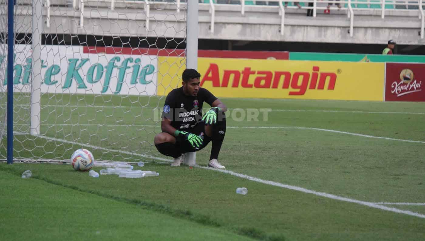 Kiper Persita Tangerang Rendy Oscario duduk lesu di pinggir tiang gawang setelah timnya kalah pada pekan ketujuh laga Liga 1 di Stadion Gelora Bung Tomo (Surabaya), Sabtu (12/08/23). (Foto: Fitra Herdian/INDOSPORT)
