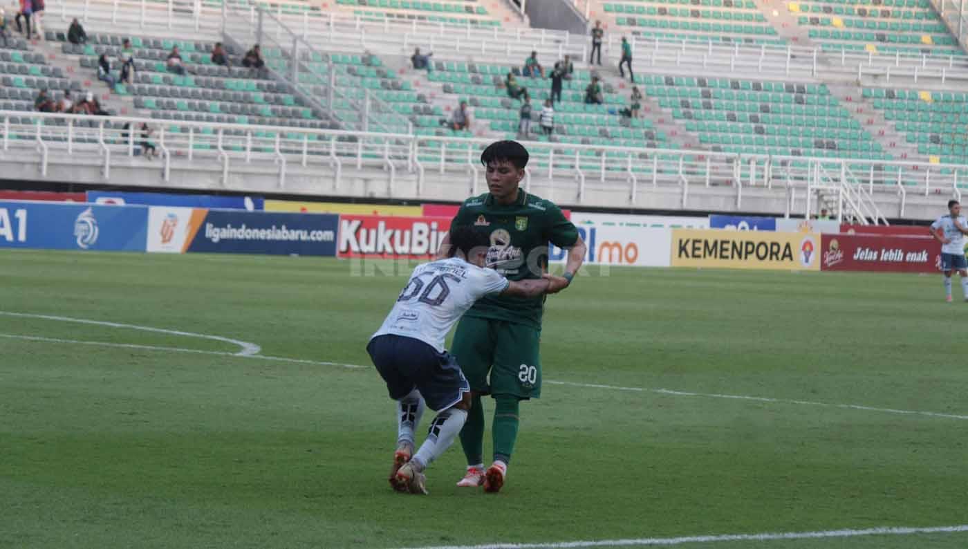 Fair play, Pemain Persebaya Wildan Ramdhani memberikan semangat kepada Pemain Persita Mario Jardel pada pekan ketujuh laga Liga 1 di Stadion Gelora Bung Tomo (Surabaya), Sabtu (12/08/23). (Foto: Fitra Herdian/INDOSPORT)