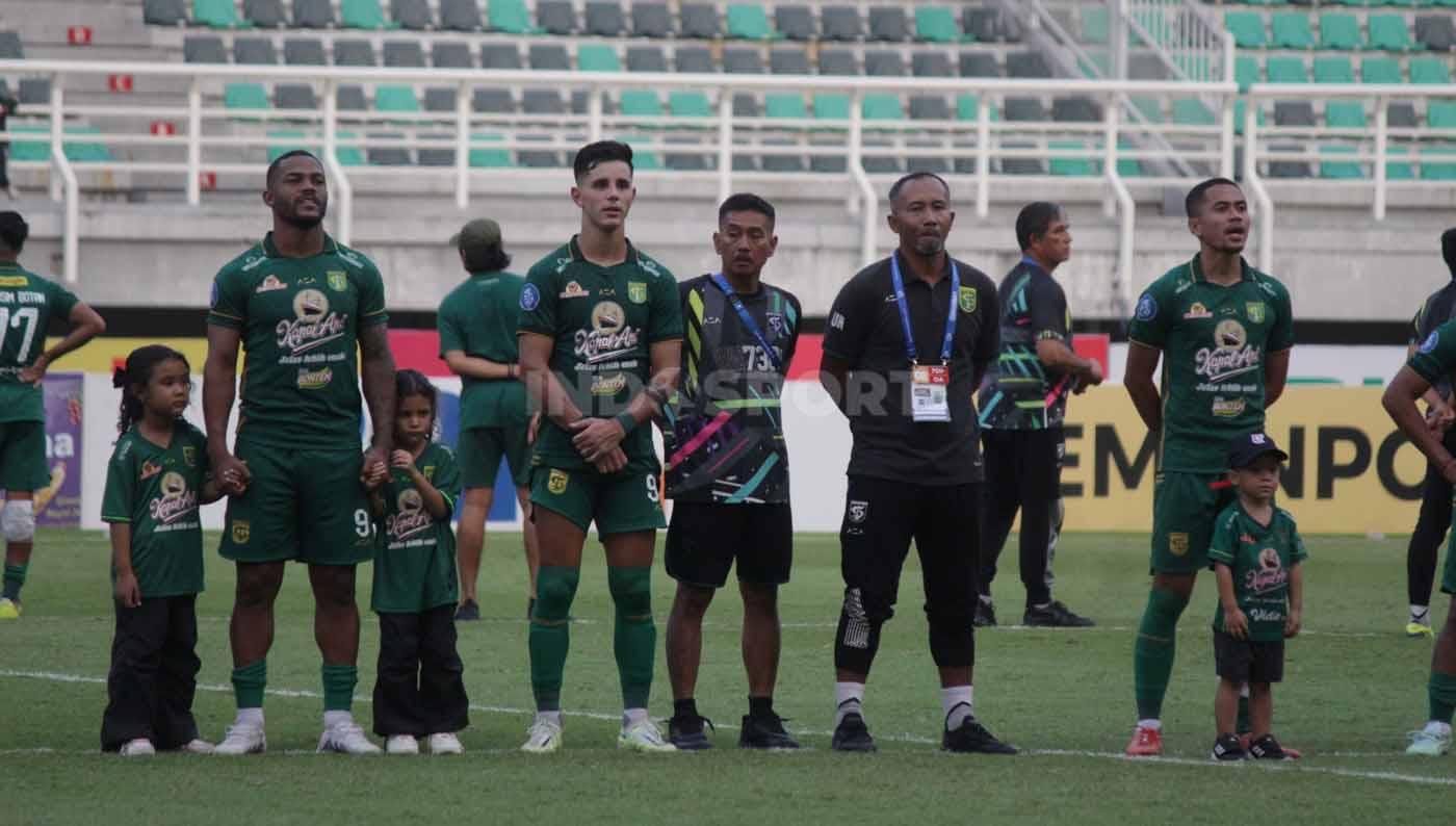 Pemain Persebaya berkumpul di tengah lapangan Stadion GBT menyanyikan anthem song for pride pada pekan ketujuh laga Liga 1 di Stadion Gelora Bung Tomo (Surabaya), Sabtu (12/08/23). (Foto: Fitra Herdian/INDOSPORT)