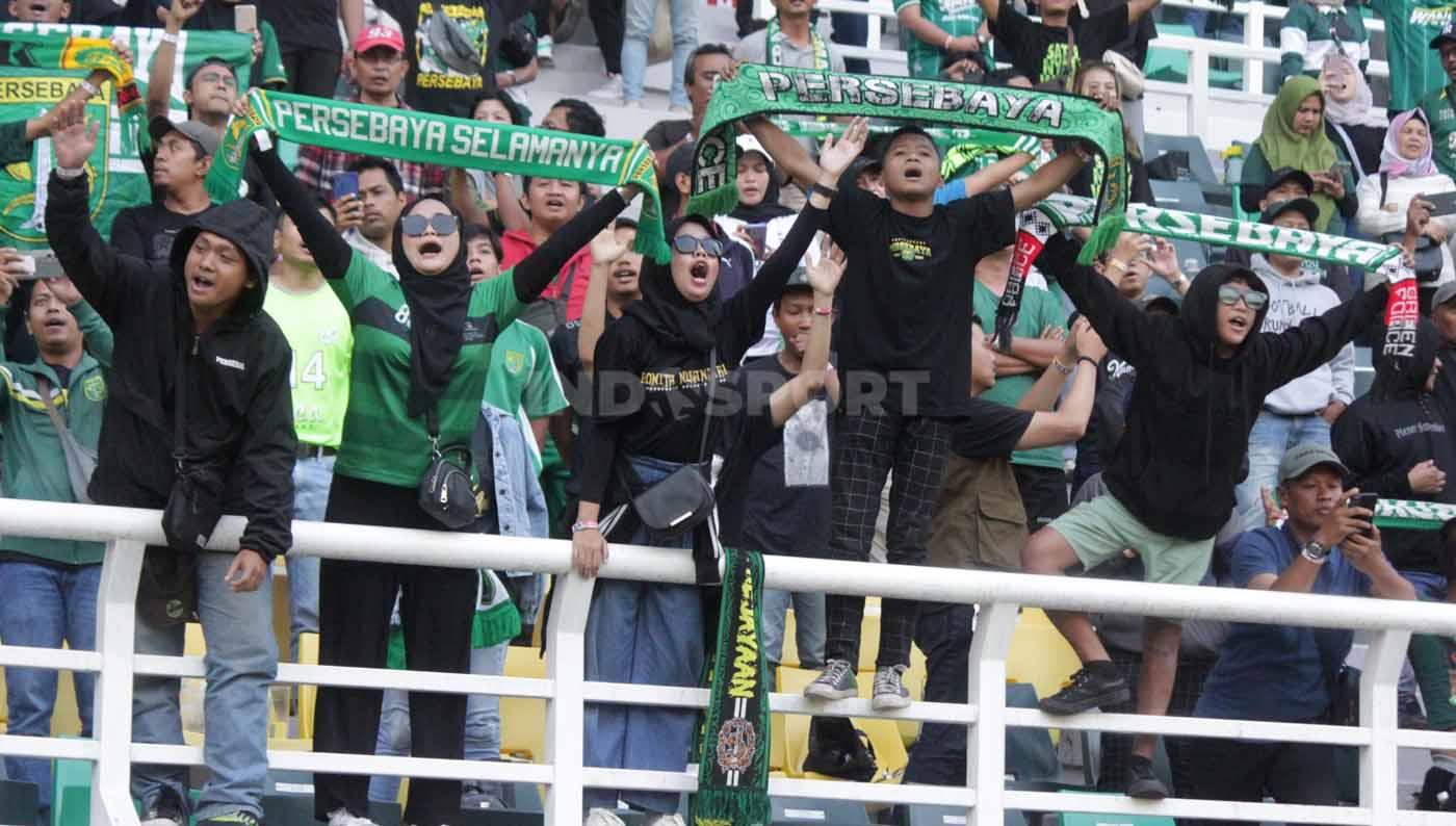 Suporter Persebaya Bonek larut menyanyikan song for pride setelah laga Persebaya vs Persita pada pekan ketujuh laga Liga 1 di Stadion Gelora Bung Tomo (Surabaya), Sabtu (12/08/23). (Foto: Fitra Herdian/INDOSPORT)