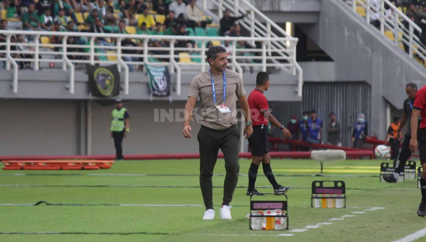 Pelatih Persita Luis Edmundo Duran Riquelme kecewa dengan peluang gol yang didapatkan pemainnya pada pekan ketujuh laga Liga 1 di Stadion Gelora Bung Tomo (Surabaya), Sabtu (12/08/23). (Foto: Fitra Herdian/INDOSPORT) - INDOSPORT