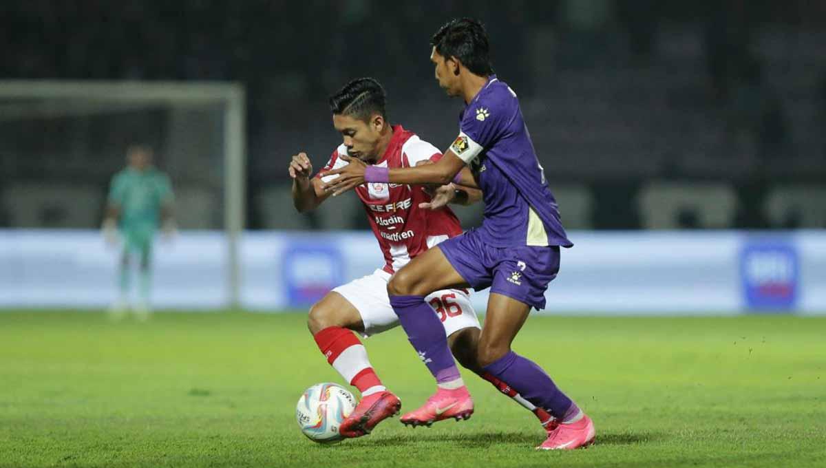 Perebutan bola di lapangan antara pemain Persik, Yusuf Meilana dengan pemain Persis, Althaf Indie di Liga 1.