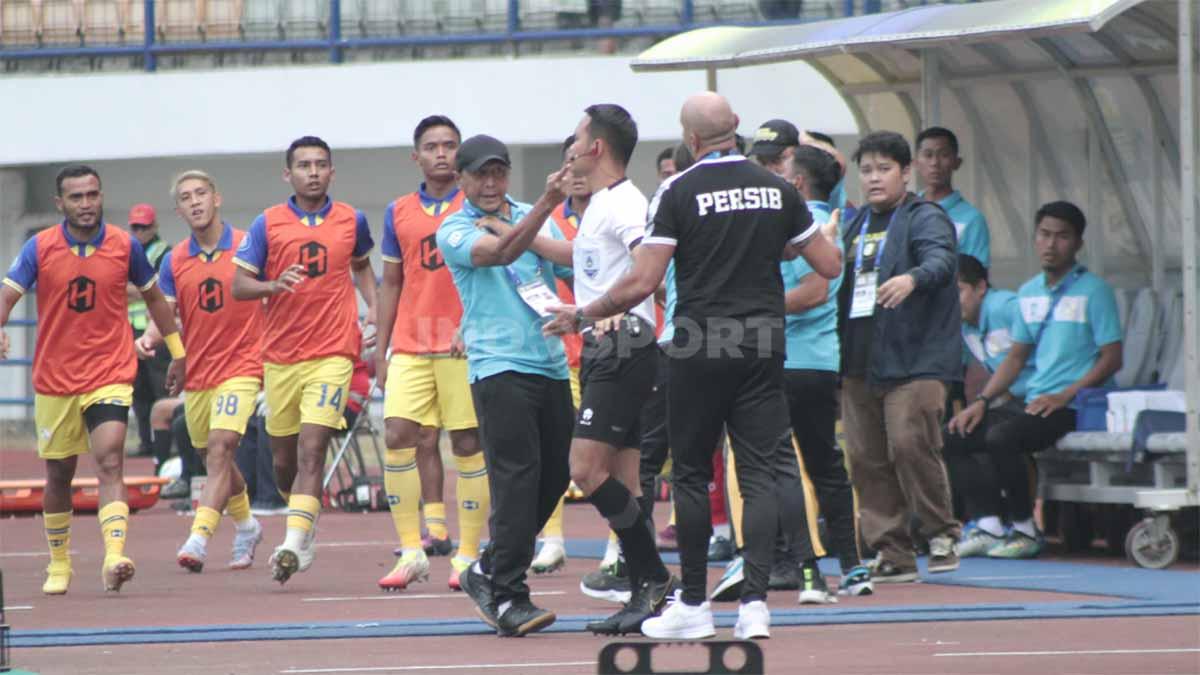 Pelatih Barito Putera, Rahmad Darmawan bersitegang dengan pelatih kiper Persib Bandung, Luizinho Passos di Liga 1 2023/2024. - INDOSPORT