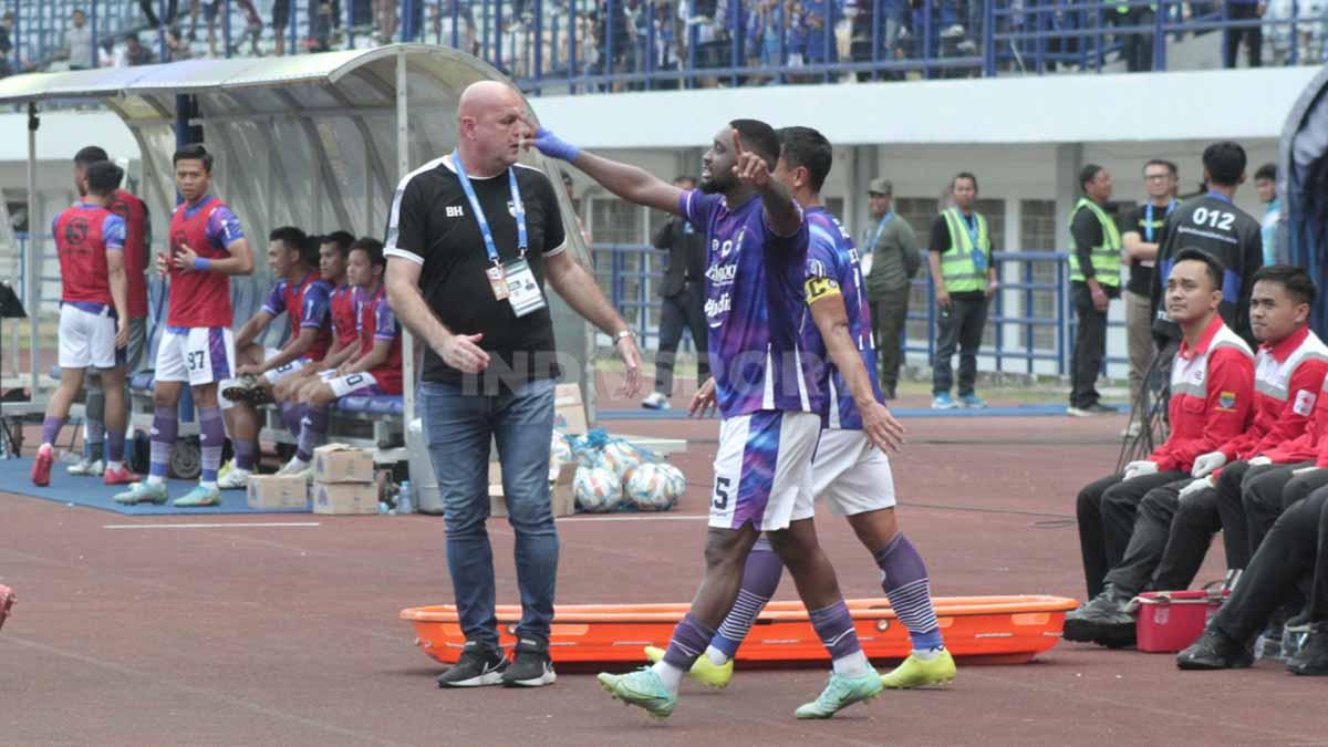 Selebrasi pemain Persib Levy Madinda usai mencetak gol ke gawang Barito Putera pada pekan ketujuh laga Liga 1 di Stadion Gelora Bandung Lautan Api (Bandung).