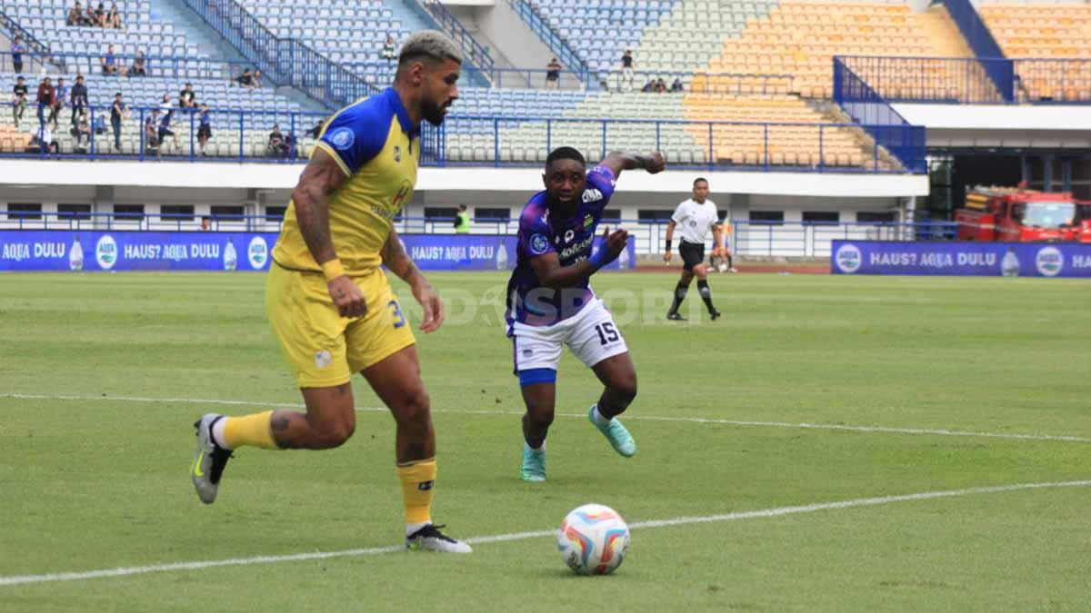 Pemain Barito Putera, Renan Alves saat menguasai bola pada pekan ketujuh Liga 1 di Stadion Gelora Bandung Lautan Api (Bandung). - INDOSPORT
