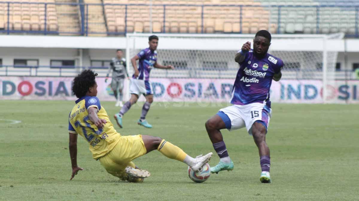 Bek Barito Putera, Bagas Kaffa berduel dengan pemain Persib Levy Madinda pada pekan ketujuh laga Liga 1 di Stadion Gelora Bandung Lautan Api (Bandung).