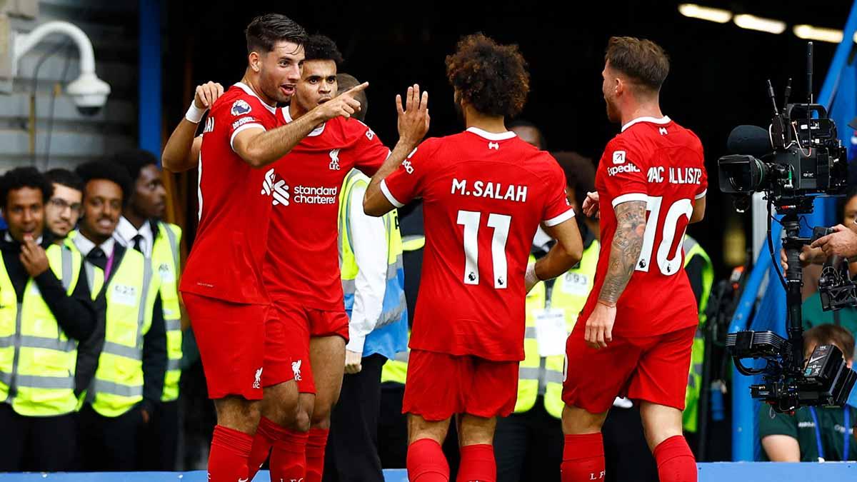 Selebrasi pemain Liverpool Luis Diaz dan Mohamed Salah bersama rekan satu timnya usai mencetak gol ke gawang Chelsea pada laga Liga Inggris. (Foto: REUTERS/Peter Cziborra)