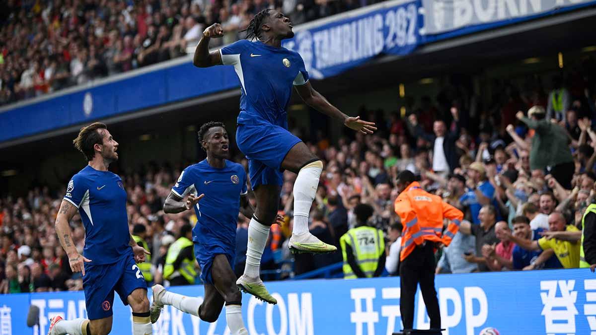 Selebrasi pemain Chelsea Axel Disasi saat mencetak gol pertama mereka bersama rekan setimnya ke gawang Liverpool pada laga Liga Inggris. (Foto: REUTERS/Tony Obrien)