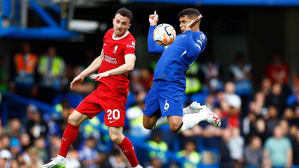 Duel pemain Chelsea, Thiago Silva dengan pemain Liverpool Diogo Jota pada laga Liga Inggris. (Foto: REUTERS/Peter Cziborra) - INDOSPORT