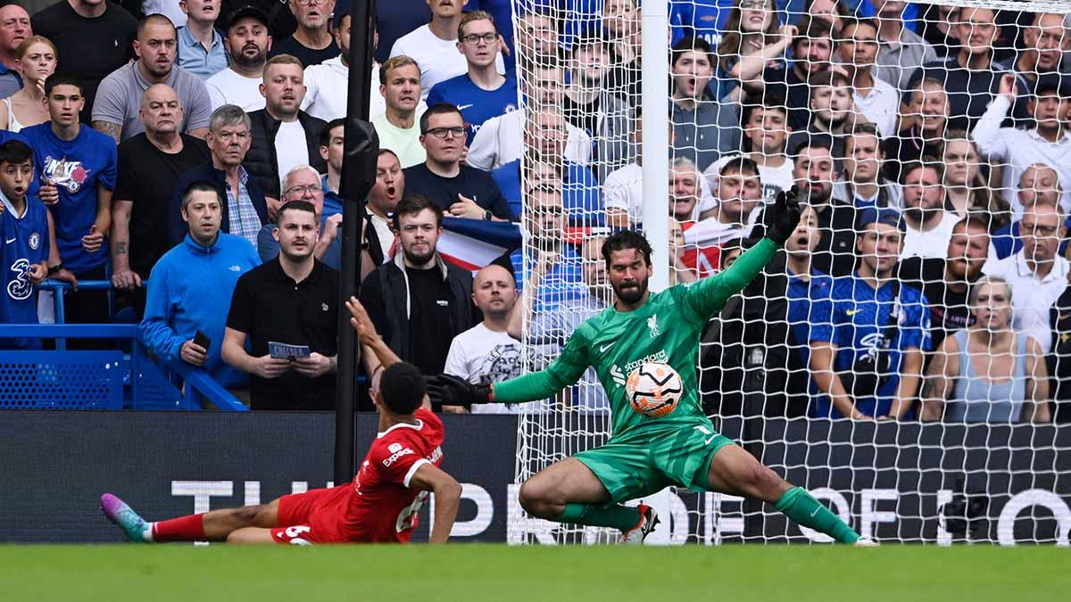 Aksi kiper Liverpool Alisson Becker di pertandingan melawan Chelsea pada laga Liga Inggris. (Foto: REUTERS/Tony Obrien)