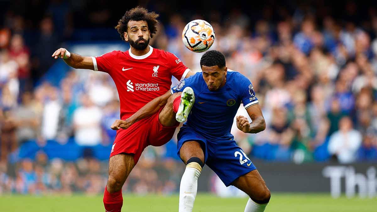 Aksi duel pemain Liverpool Mohamed Salah dengan pemain Chelsea Levi Colwill pada laga Liga Inggris. (Foto: REUTERS/Peter Cziborra)