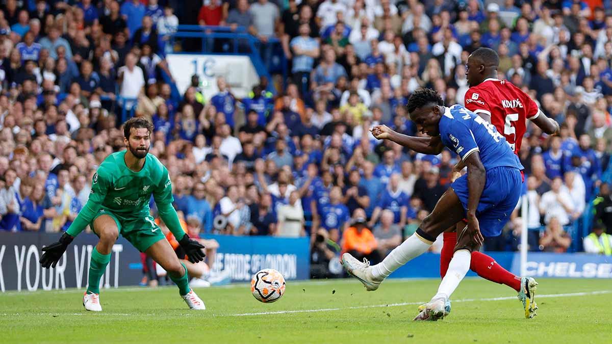 Pemain Chelsea Nicolas Jackson melakukan tendangan ke gawang kiper Liverpool yang di jaga Alisson pada laga Liga Inggris. (Foto: Reuters/Peter Cziborra)