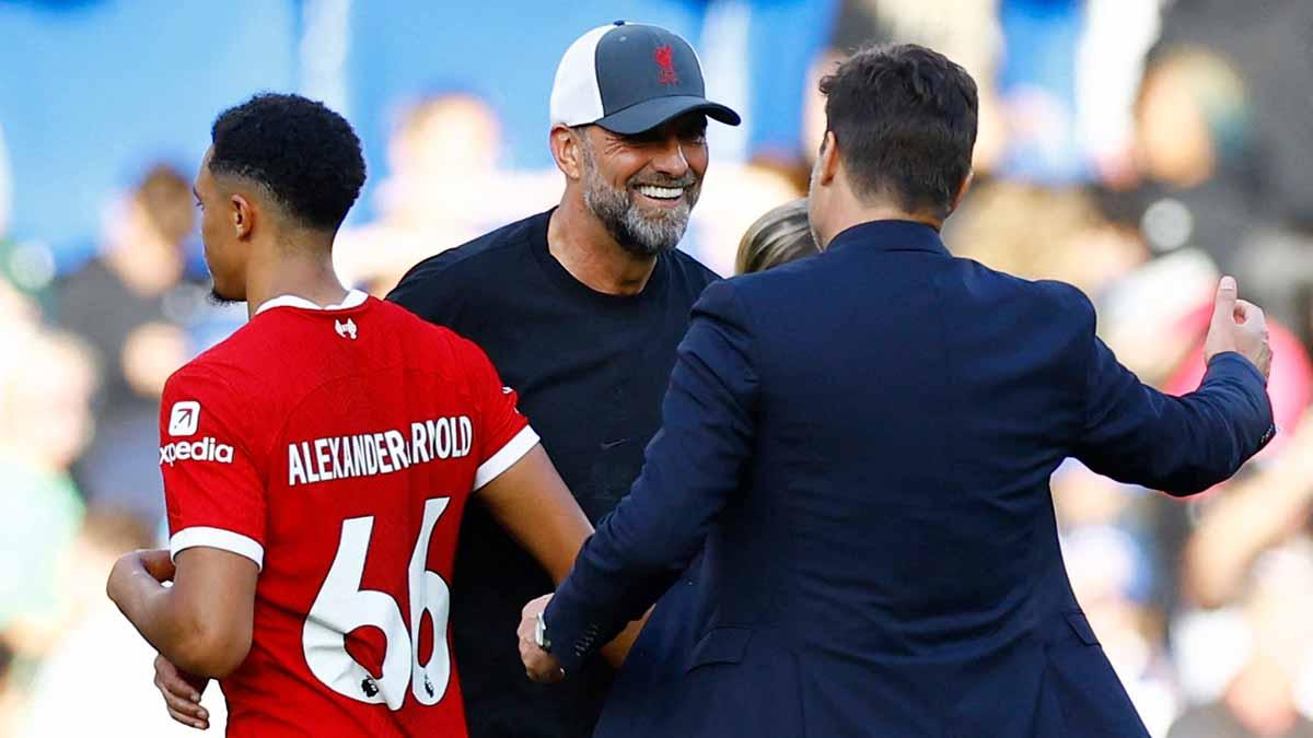 Pelatih Chelsea Mauricio Pochettino saat berjabat tangan dengan pelatih Liverpool Juergen Klopp usai pertandingan pada laga Liga Inggris. (Foto: Reuters/Peter Cziborra)