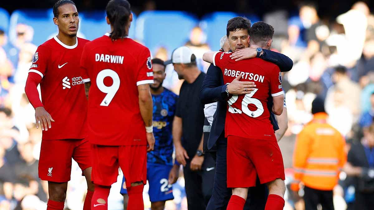 Pelatih Chelsea Mauricio Pochettino memeluk pemain Liverpool Andrew Robertson usai pertandingan pada laga Liga Inggris. (Foto: Reuters/Peter Cziborra)