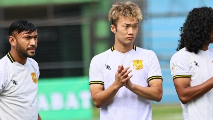 Calon pemain asing PSDS asal Jepang, Noriki Akada (tengah).