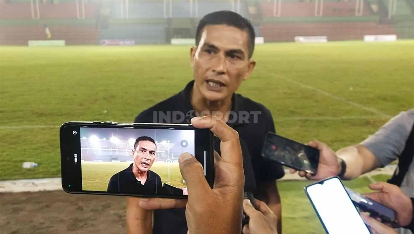 Eks Pelatih PSMS Medan yang kini menangani PSPS Riau, Ridwan Saragih. Foto: Aldi Aulia Anwar/INDOSPORT.