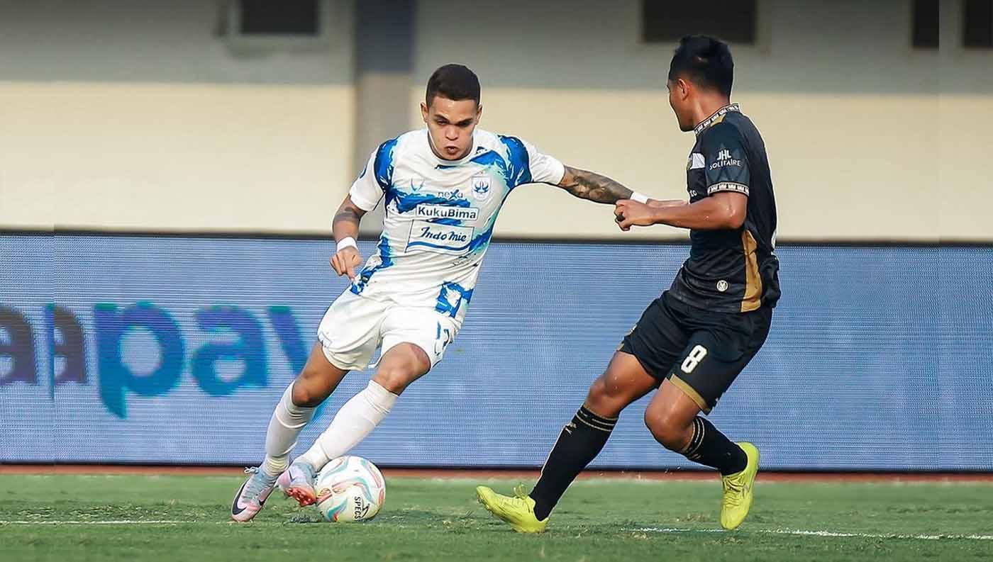 Penyerang PSIS, Gali Freitas mendapat hadangan dari pemain Dewa United pada pekan ketujuh laga Liga 1 di Stadion Indomilk Arena (Tangerang), Senin (14/08/23). (Foto: Instagram@psisfcofficial) - INDOSPORT