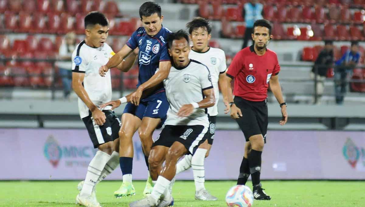 Duel perebutan bola antara pemain Arema FC dengan Rans Nusantara di Liga 1.